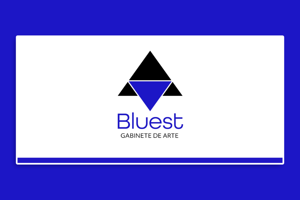 Logotipo da Bluest Gabinete de Arte sobre fundo branco, com bordas superior e inferior em azul royal. O logotipo é composto por três triângulos pretos formando um triângulo maior com um triângulo azul apontado para baixo no centro, criando um efeito de interseção geométrica. Abaixo do símbolo, o nome 'Bluest' aparece em letras arredondadas na cor azul, seguido da frase 'Gabinete de Arte' em letras pretas menores.