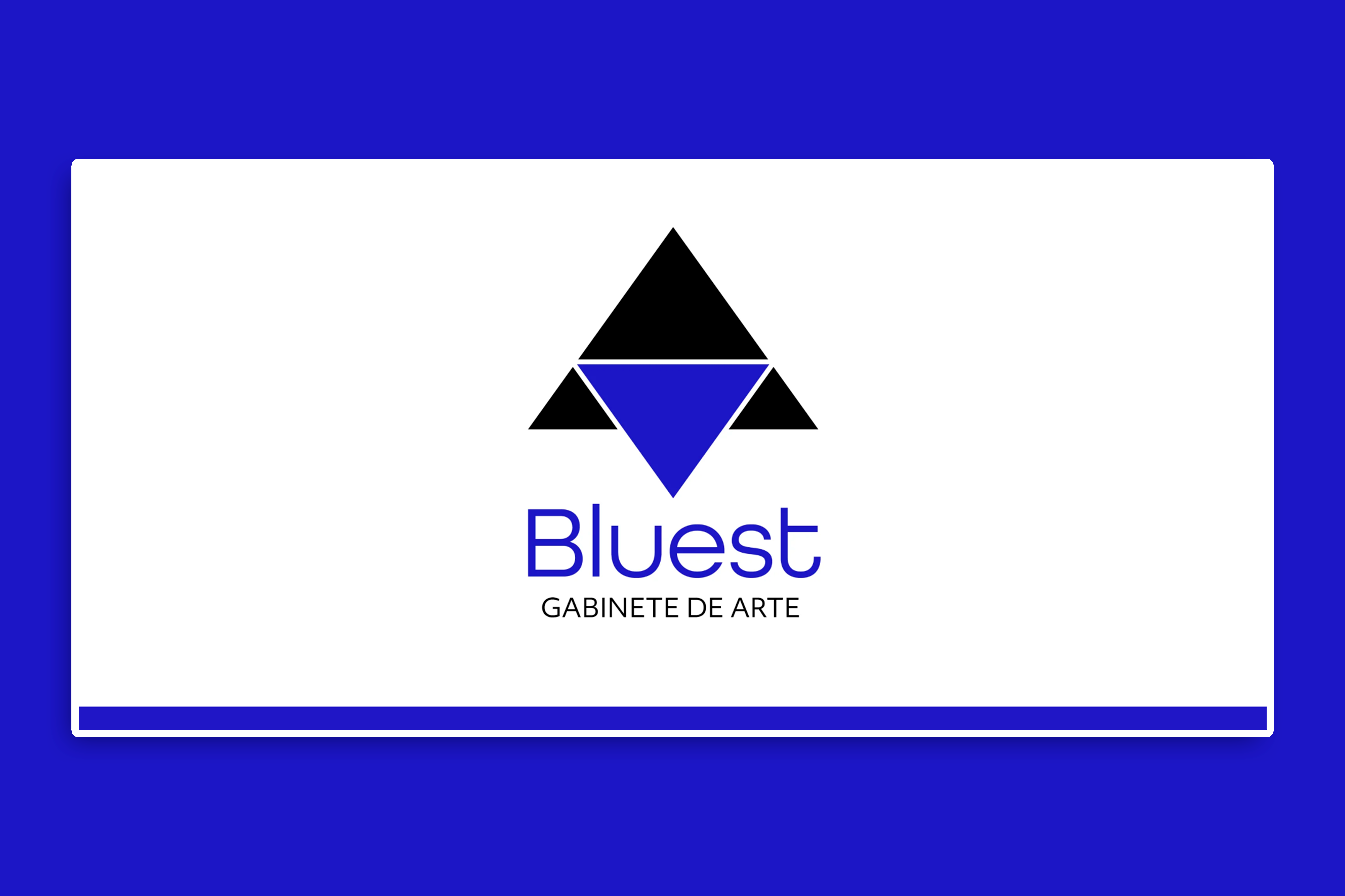 Logotipo da Bluest Gabinete de Arte sobre fundo branco, com bordas superior e inferior em azul royal. O logotipo é composto por três triângulos pretos formando um triângulo maior com um triângulo azul apontado para baixo no centro, criando um efeito de interseção geométrica. Abaixo do símbolo, o nome 'Bluest' aparece em letras arredondadas na cor azul, seguido da frase 'Gabinete de Arte' em letras pretas menores.